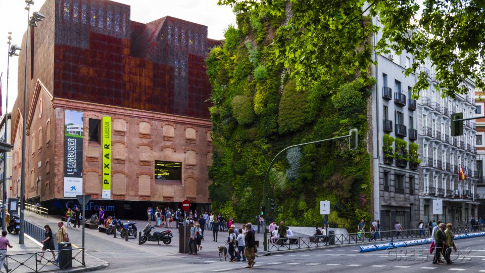 Jardín vertical en el edificio CaixaForum de Madrid, diseñado por los arquitectos suizos Herzog & de Meuron.